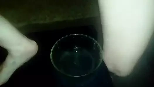 Bir kaseye fışkırtmak ve onu içmek