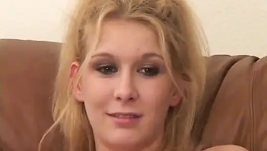 Orta yaşlı seksi kadın yarak binicisi Trinity James oturma odasında beyaz penisi emiyor ve emiyor