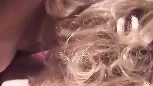 Orta yaşlı seksi kadın aynı anda iki yarağı birden kaldırabiliyor