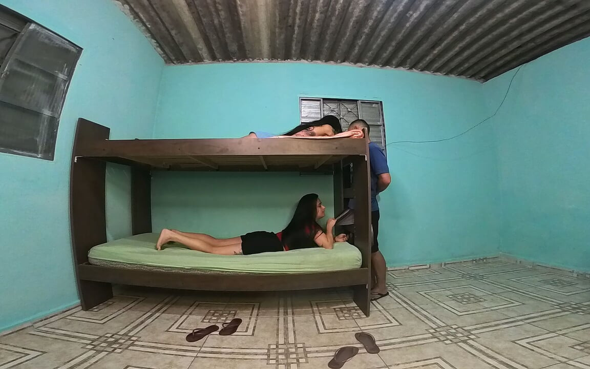 Yatakta ihanet, üstte kız arkadaş, en altta arkadaş, zina ortasında erkek arkadaş