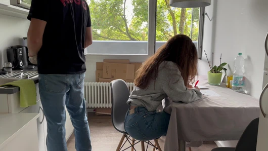 Oda arkadaşım beni mutfakta sert sikiyor