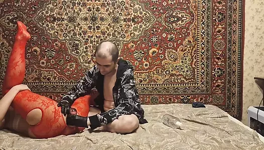 Bir adamdan uzun kalın bir dildoyla amında ve götünde tüm deliklerinden sikildi