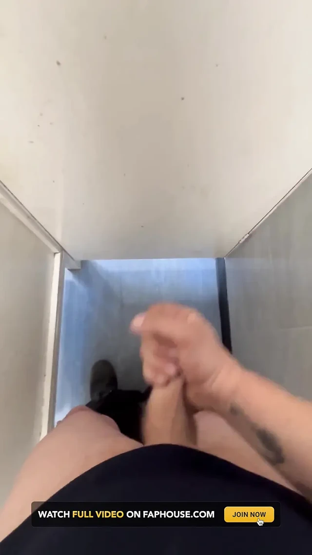 Tuvalette mastürbasyon yapıyor