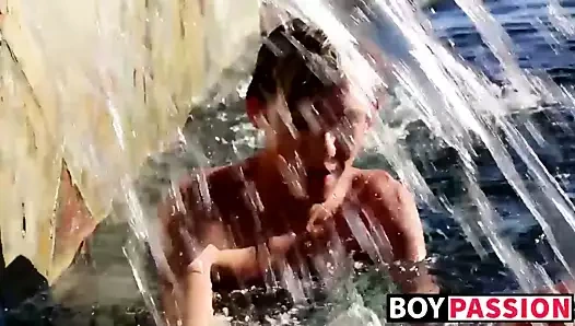 Sarışın twink tyler thayer mastürbasyon onun horoz near the havuz