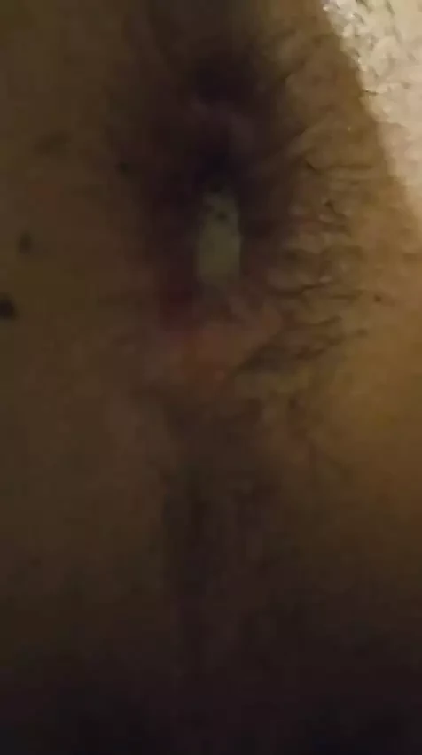 Kadın kılıklı kadın oğlanın içine boşalıyor bir grup adam tarafından sikiliyor ve dölleniyor