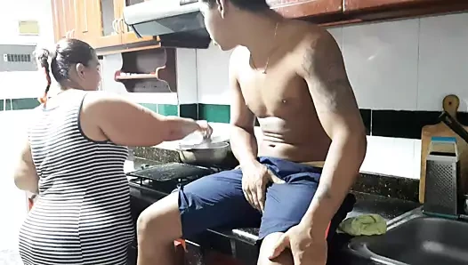 Teyzem kahvaltıdan önce bana oral seks yapıyor