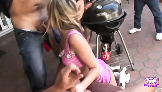 Açık havada barbekü partisi grup seks domaltarak başladıktan sonra çok fazla sosisle ilgili oldu