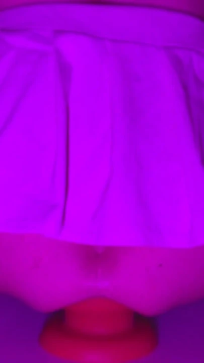 Kısa etekli Sissy Kız 12 santim kalınlığındaki dev anal tıkaçta zıplıyor | Bölüm 1