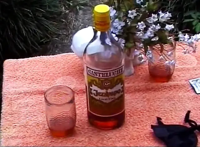 Genç sürtük amcık azgın transeksüel tarafından sikiliyor