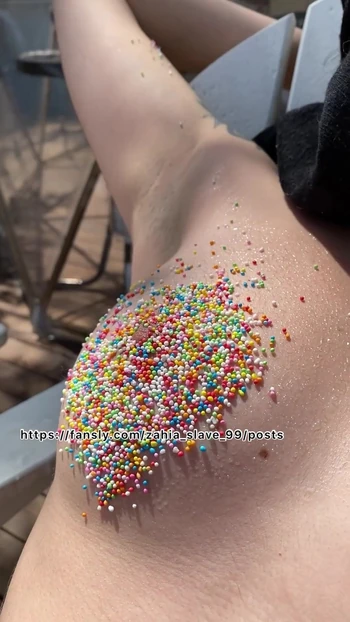 Я выхожу загорать, а соседи через улицу видят меня