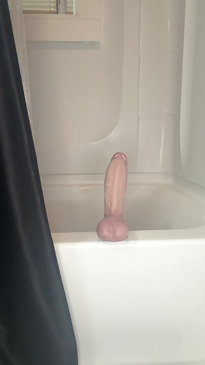 Sürtük evli kadın duşta büyük dildoyla sikişiyor
