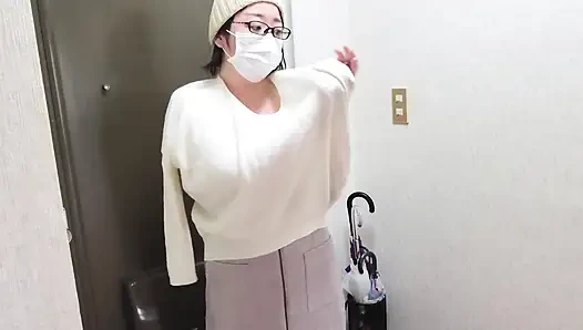 Evli bir kadın bacaklarını açıp hoşuna gitmiyormuş gibi mastürbasyon yapıyor