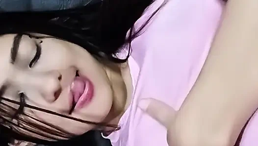 18 YAŞINDAKI KIZ ZENGIN GÖĞÜSLERINI VE BÜYÜK KIÇINI MASTÜRBASYON YAPIYOR