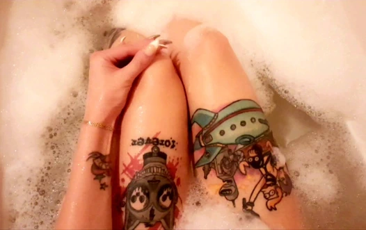 Dominatrix nika alır bir banyo mola