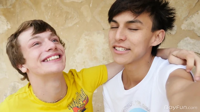 Оргия без презерватива с тинкой твинком! Поход с некоторыми студентками превращается в праздник траха вчетвером