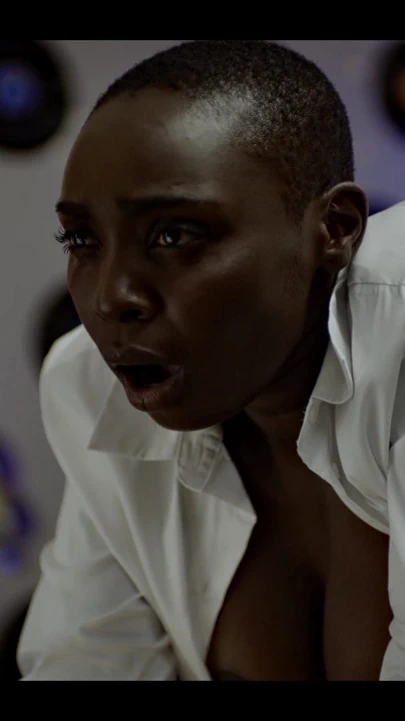 Siyah Afrikalı zenci kız donarak sikiliyor ve yarak hırsızı tarafından dölleniyor - ırklararası zaman durdurma fetişi | Klip 2