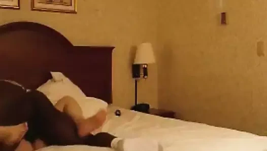 Kocasına arkadaşlarıyla dışarıda olduğunu söyledi. lol şimdi bak