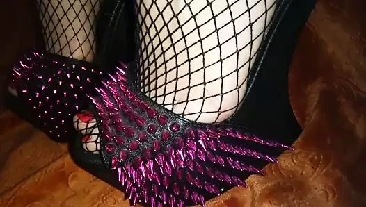 Bayan l seksi bacaklar ve seksi mızrak yüksek topuklu ayakkabılar.