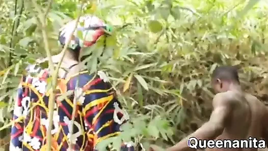 Üvey annemi ona bir şey göstermek için çalıya götürdüm