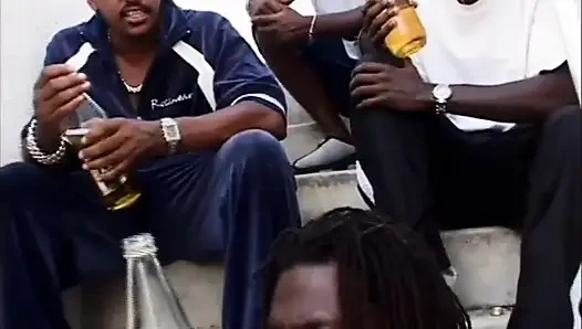 Siyah ve beyaz anal dörtlü grup seks partisi... ağzına boşalma