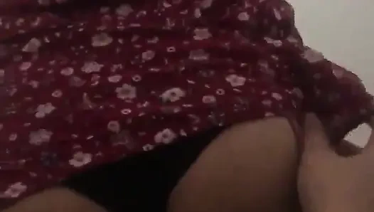 Komşumun eteğinin altında ve sonunda sikişmeyi bitirdik