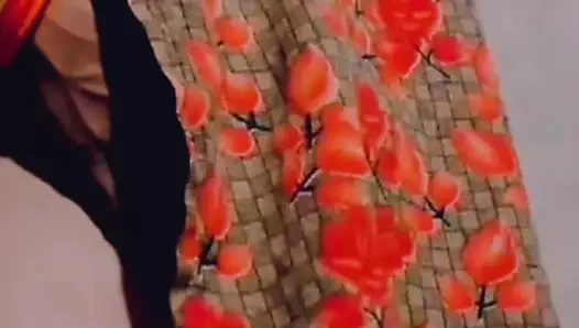 Pembe ateşli desi kızın güzel amının gençliği çok huzursuz. Amcığımın ısısını soğutuyormuşum gibi hissediyorum. Nasıl heyecanlandırılır