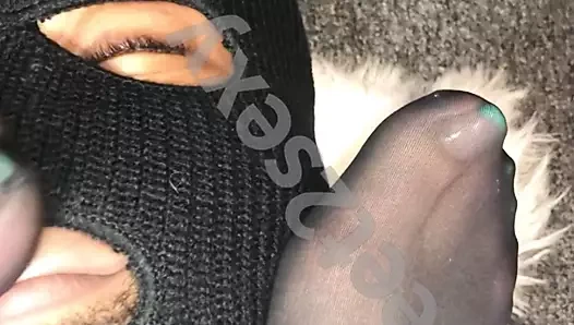 Naylon çoraplarını yüzüme sürtmek için işten eve geldi