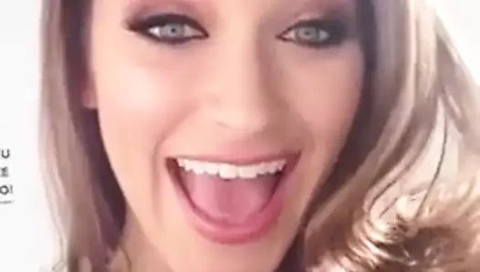 Gösterilen onu kıllı kedi ve güzel göğüsleri