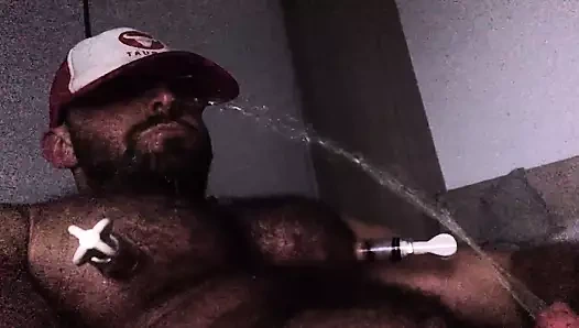 Kıllı iri domuz - pompalanan meme uçları ve işemek