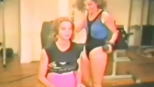 İki lezbiyen spor salonunda spor yapıyor ve sikişiyor