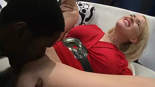 Siyah adam büyük memeli sarışın kadın ona binerken götünü tokatlıyor