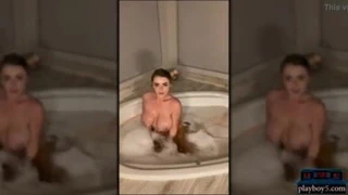 Sophie dee iyi bir banyo ve iyi vakit geçiriyor