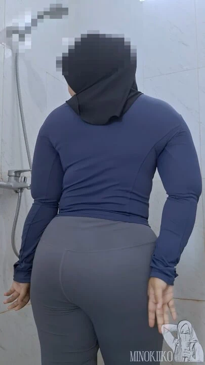 Asyalı orta yaşlı seksi kadın spor salonunda fitness yaptıktan sonra terini temizliyor - minokiiko