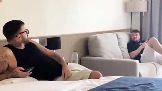 Aldatan sürtük azgın bir üçlü seks için geldi