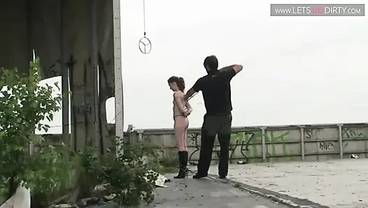 Sarışın genç kız bağlanıyor ve iplerle asılıyor