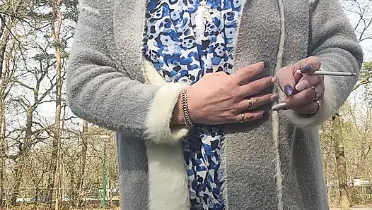 Dışarıda sigaranın tadını çıkarıyor