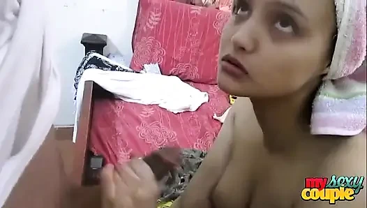 Sonia yenge duştan sonra kocasının büyük yarağını emiyor