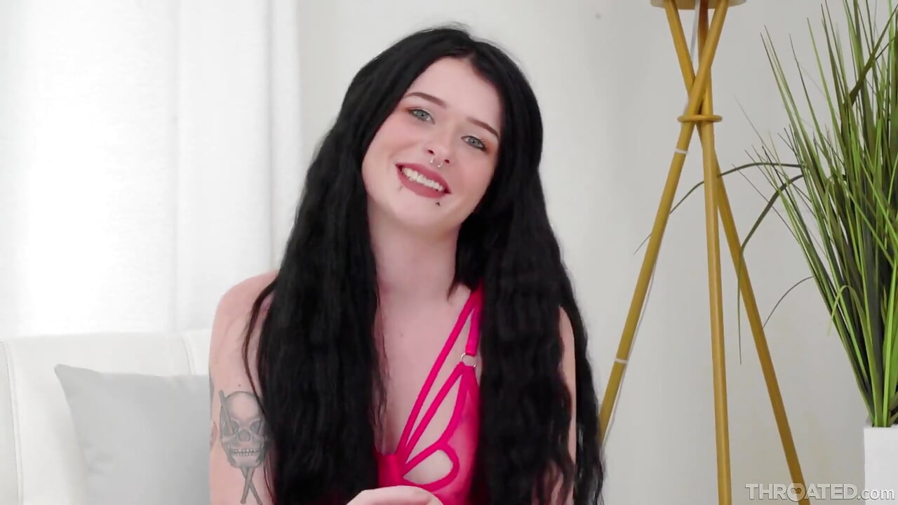 Gırtlağına kadar sızmış kitty lynn büyük bir memnun edici