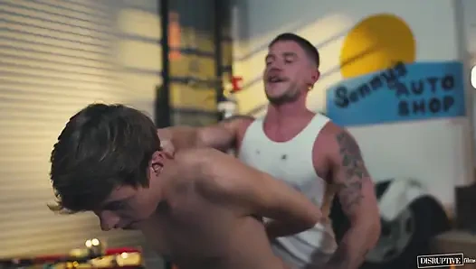 Bir velet ve bir beyefendiyi rahatsız ediyor