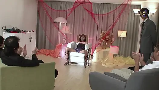 Esmer hatun fetiş sahnesinde sert parmaklıyor ve patlamak üzere orgazm oluyor