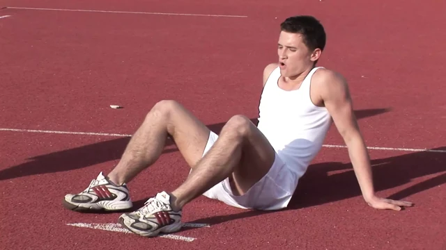 Çok azgın kaslı sporcular merdivenlerde götten sikişiyor