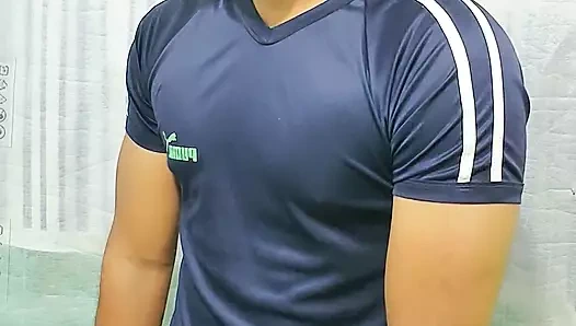 Eşcinsel kaslı Hintli mastürbasyon yapıyor