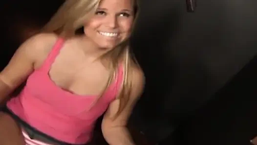 Sarışın kız büyük duvar deliği yarağıyla günahlarını emiyor