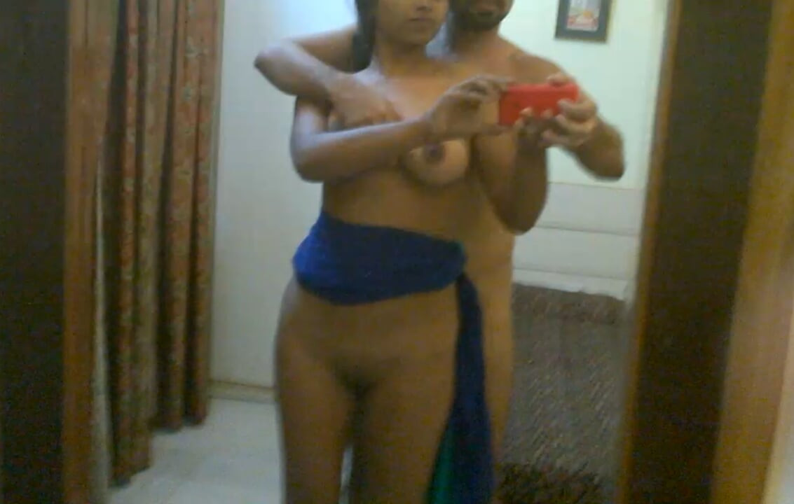 Seksi köylü karım Priya ile, kamerayı çıplak tutarken güzel göğüslerini tutmaya çalışıyorum!  Yavaş çekim! E21