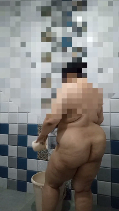 Hintli Tombul Kız Arkadaşı Erkek Arkadaşı İçin Banyo Yaparken Selfie Videosu Çekiyor | Bölüm 3