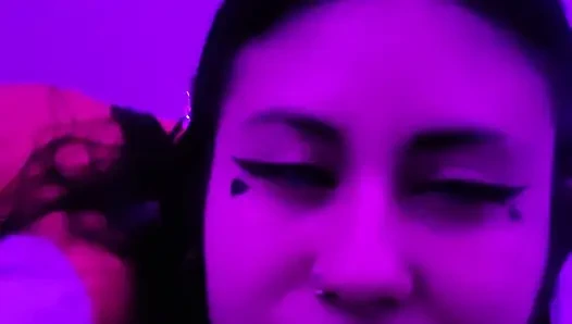 Güzel kız öğrenci Dherlydoll bana lezzetli bir gırtlağına kadar sakso çekiyor ve ağzına ıslak boşalma!