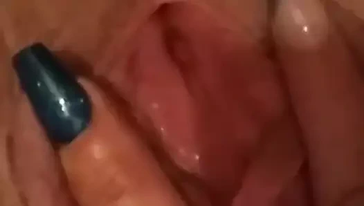 Masturbazione con dita dalle unghie colorate di verde xx