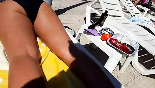 Gf bacakları açar, kedi çizgileri gösterir, havuzda eşek, bikini kayması