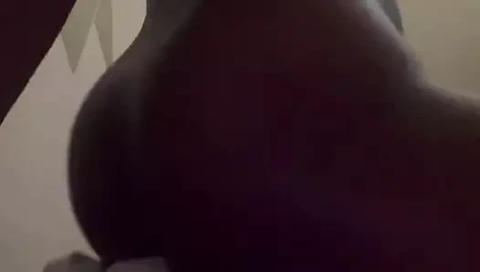 Mükemmel götlü seksi ve ince zenci (yoni pembe) harika orgazm için yastıklarla sikişirken meme uçlarını ovuyor!