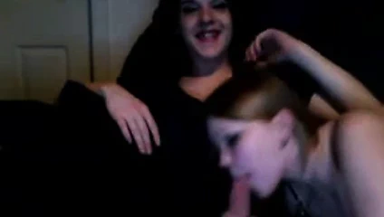 Kız web kamerasında kız arkadaşının sikini emiyor